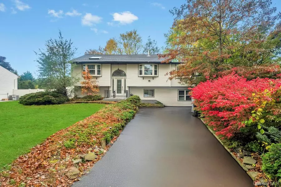 29 Dillon DR, Dix Hills, NY 11746