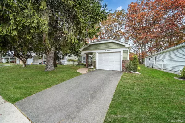 Ridge, NY 11961,202 Belfast LN