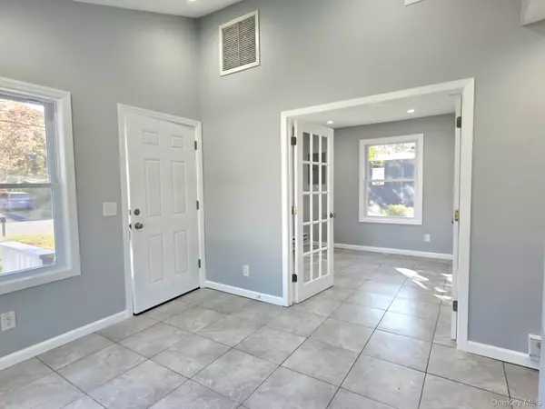 Riverhead, NY 11901,42 Oak DR