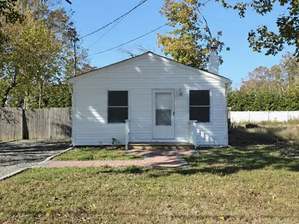 42 Oak DR, Riverhead, NY 11901