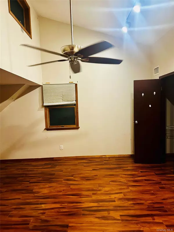 Farmingville, NY 11738,30 Linden LN