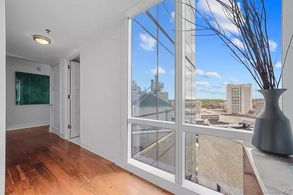 White Plains, NY 10601,1 Renaissance SQ #14D