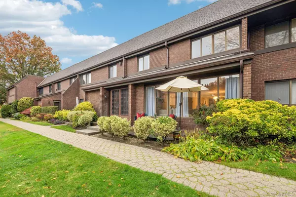 Roslyn, NY 11576,96 Acorn Ponds DR