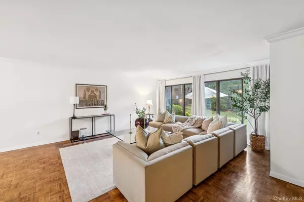 Roslyn, NY 11576,96 Acorn Ponds DR