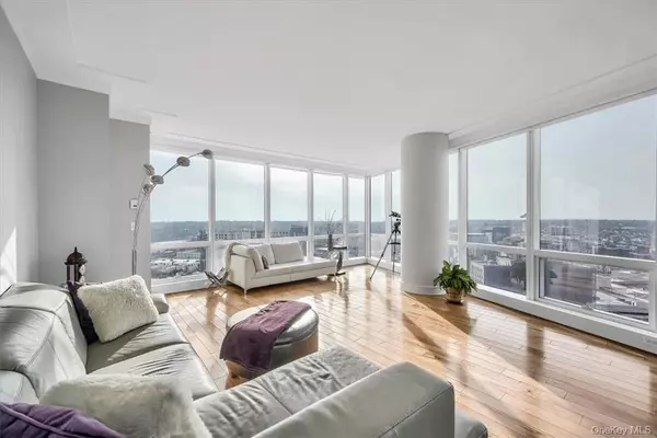 White Plains, NY 10601,1 Renaissance SQ #20C