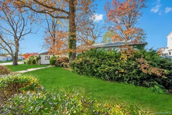 Plainview, NY 11803,4 Hope DR