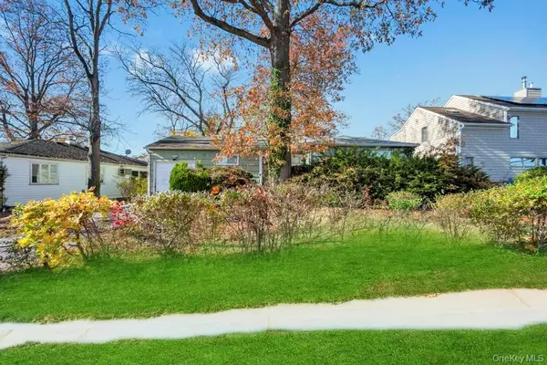 Plainview, NY 11803,4 Hope DR