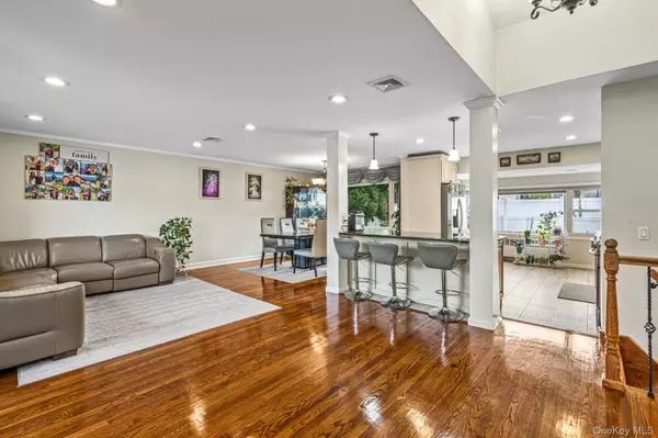 Plainview, NY 11803,15 Vista RD