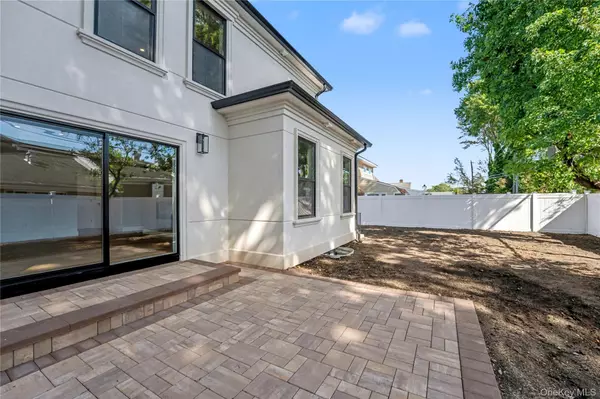 Hicksville, NY 11801,2 Blueberry LN