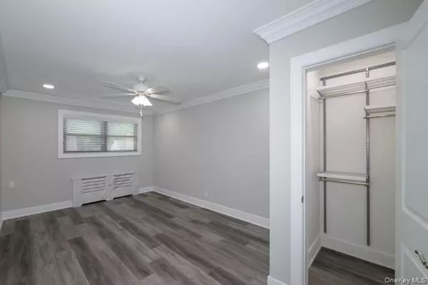 Stewart Manor, NY 11530,146 Covert AVE #H2