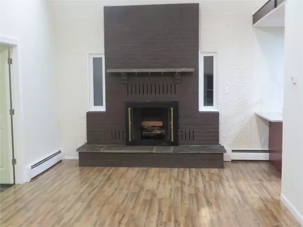 Coram, NY 11727,688 Hawkins RD