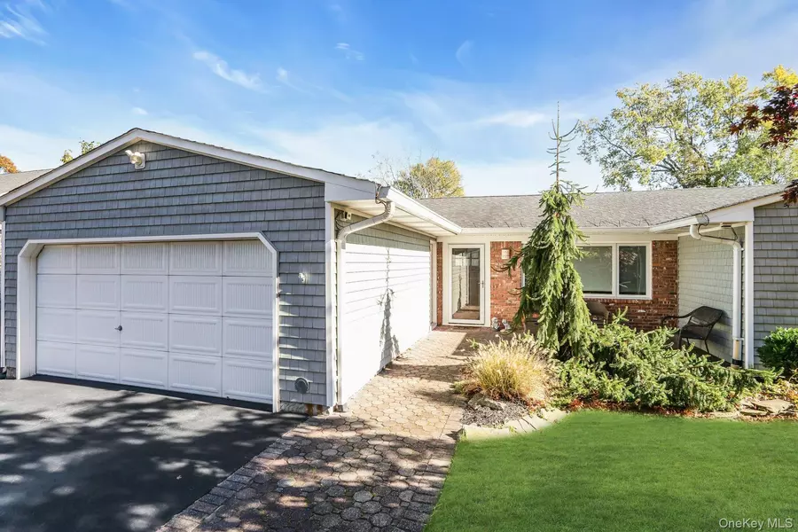 15 Empire CT, Commack, NY 11725