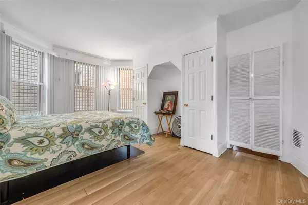 Richmond Hill S., NY 11419,10715 Lefferts BLVD