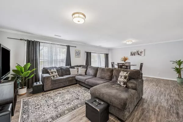 Coram, NY 11727,26 Grand Canyon LN