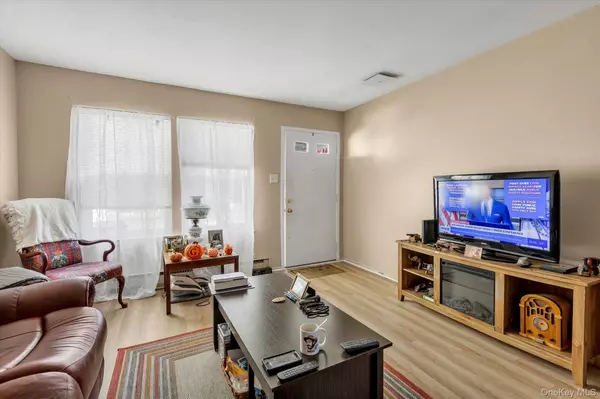 Coram, NY 11727,141 Forge LN