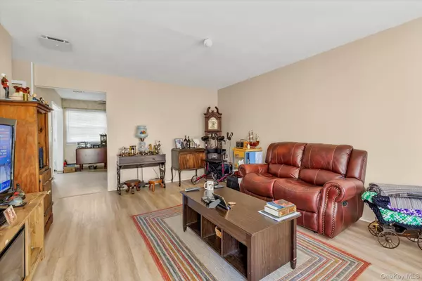 Coram, NY 11727,141 Forge LN