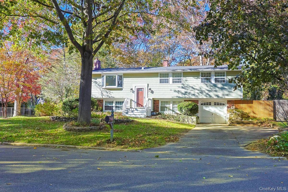 East Setauket, NY 11733,15 Mayflower LN