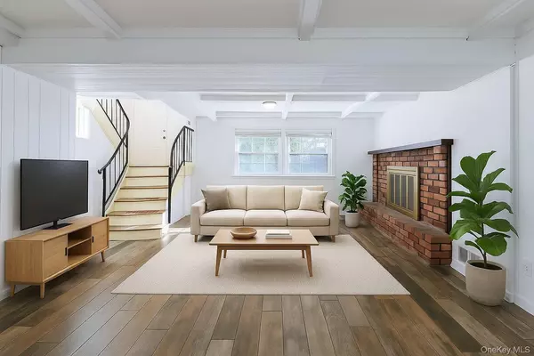 East Setauket, NY 11733,15 Mayflower LN