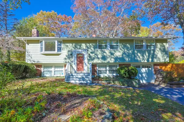 15 Mayflower LN, East Setauket, NY 11733