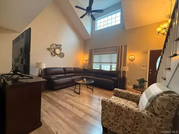 Kings Park, NY 11754,40 Winnecomac CIR