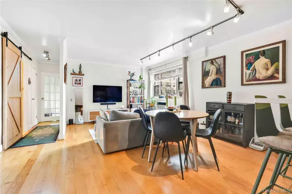 Woodside, NY 11377,52-40 39th DR #3U