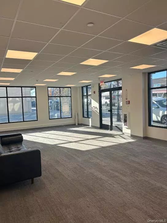 Riverhead, NY 11901,331 E Main ST