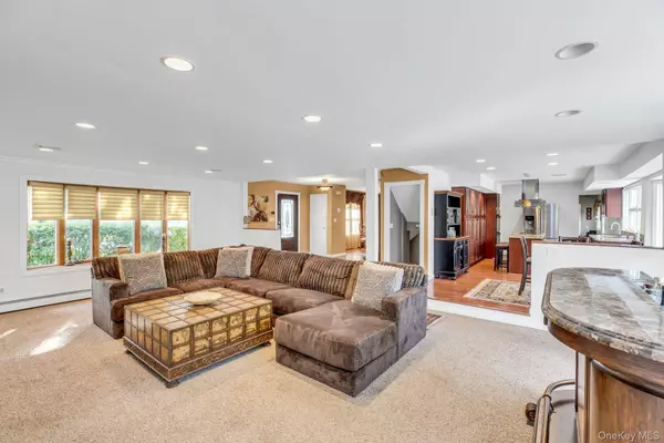 Islip, NY 11751,27 Hollister LN