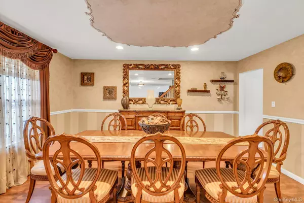 Islip, NY 11751,27 Hollister LN