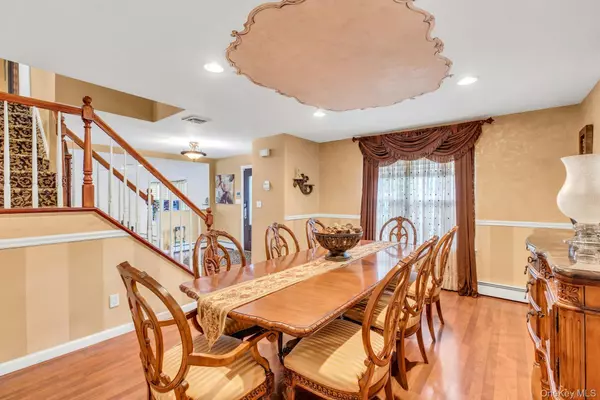 Islip, NY 11751,27 Hollister LN