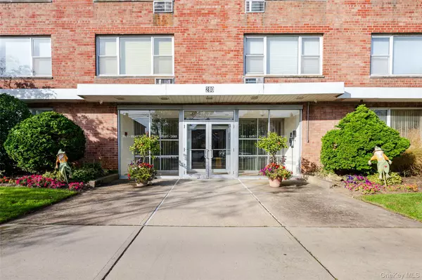 Freeport, NY 11520,280 Guy Lombardo AVE #2H