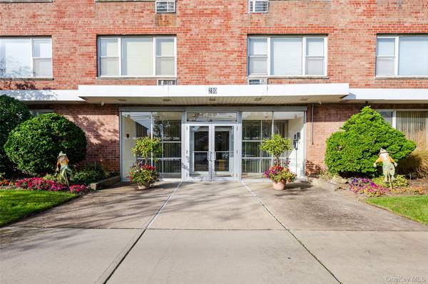 Freeport, NY 11520,280 Guy Lombardo AVE #2H