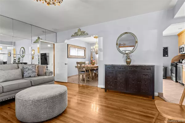 Glen Oaks, NY 11004,8303 261st ST