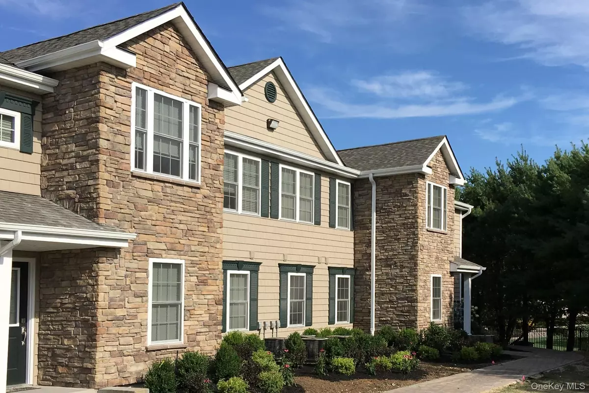 Farmingville, NY 11738,704 Vista View DR #704