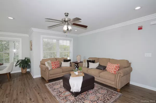 Farmingville, NY 11738,704 Vista View DR #704