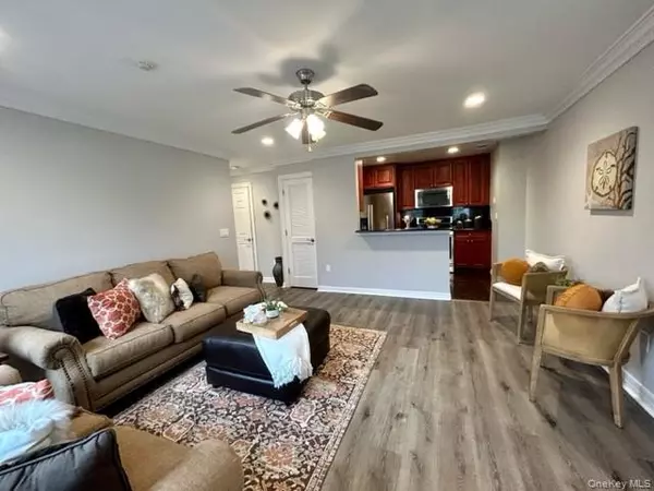 Farmingville, NY 11738,902 Vista View DR #902