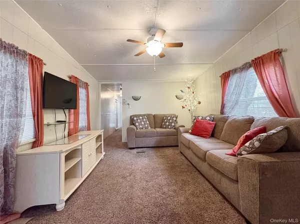 Riverhead, NY 11933,1964 Riveroad RD #55