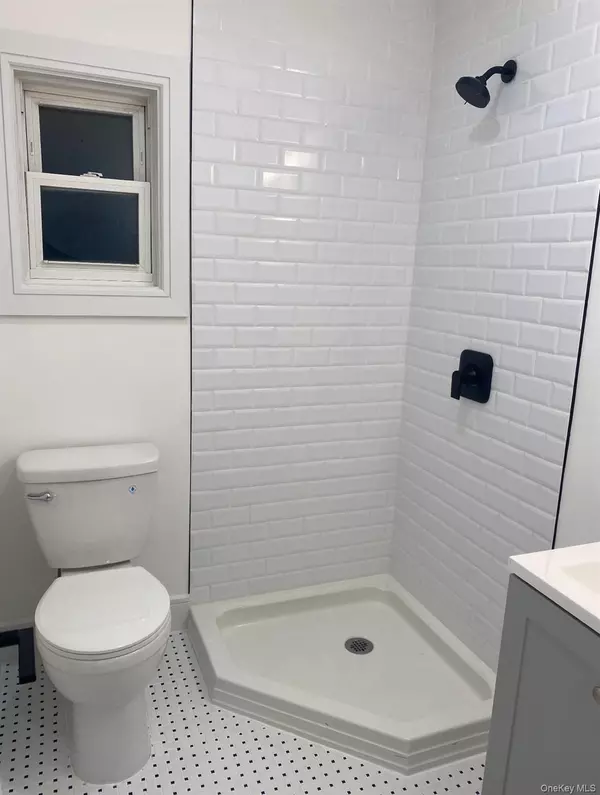 Roslyn Heights, NY 11577,168 Jefferson AVE