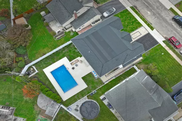 Westbury, NY 11590,39 Forest LN