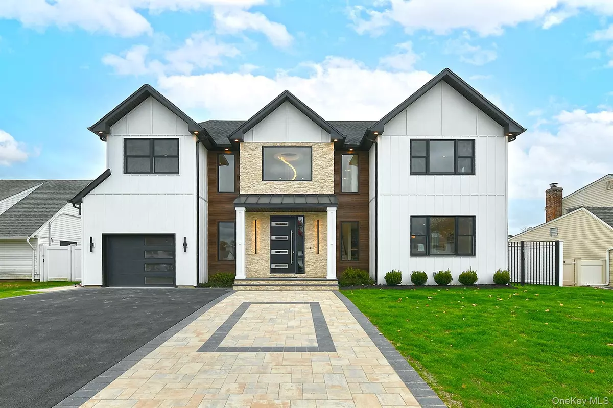 Westbury, NY 11590,39 Forest LN