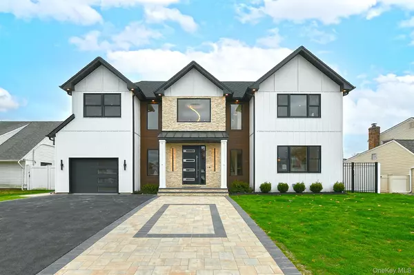 39 Forest LN, Westbury, NY 11590