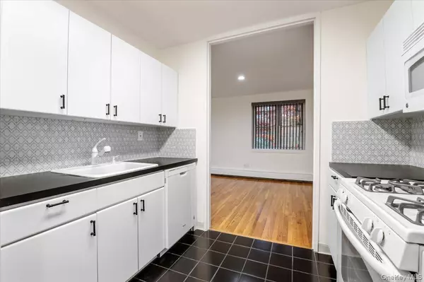 Great Neck, NY 11021,25 Chapel PL #2D