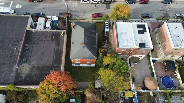 Bronx, NY 10469,3312 Edson AVE