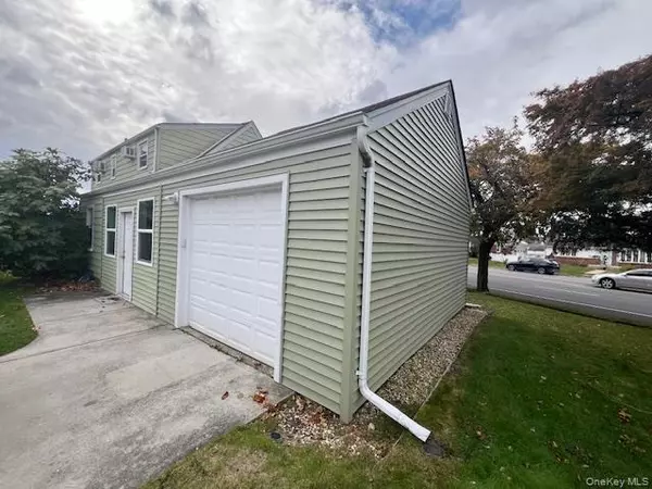 Mineola, NY 11501,432 Herricks Rd