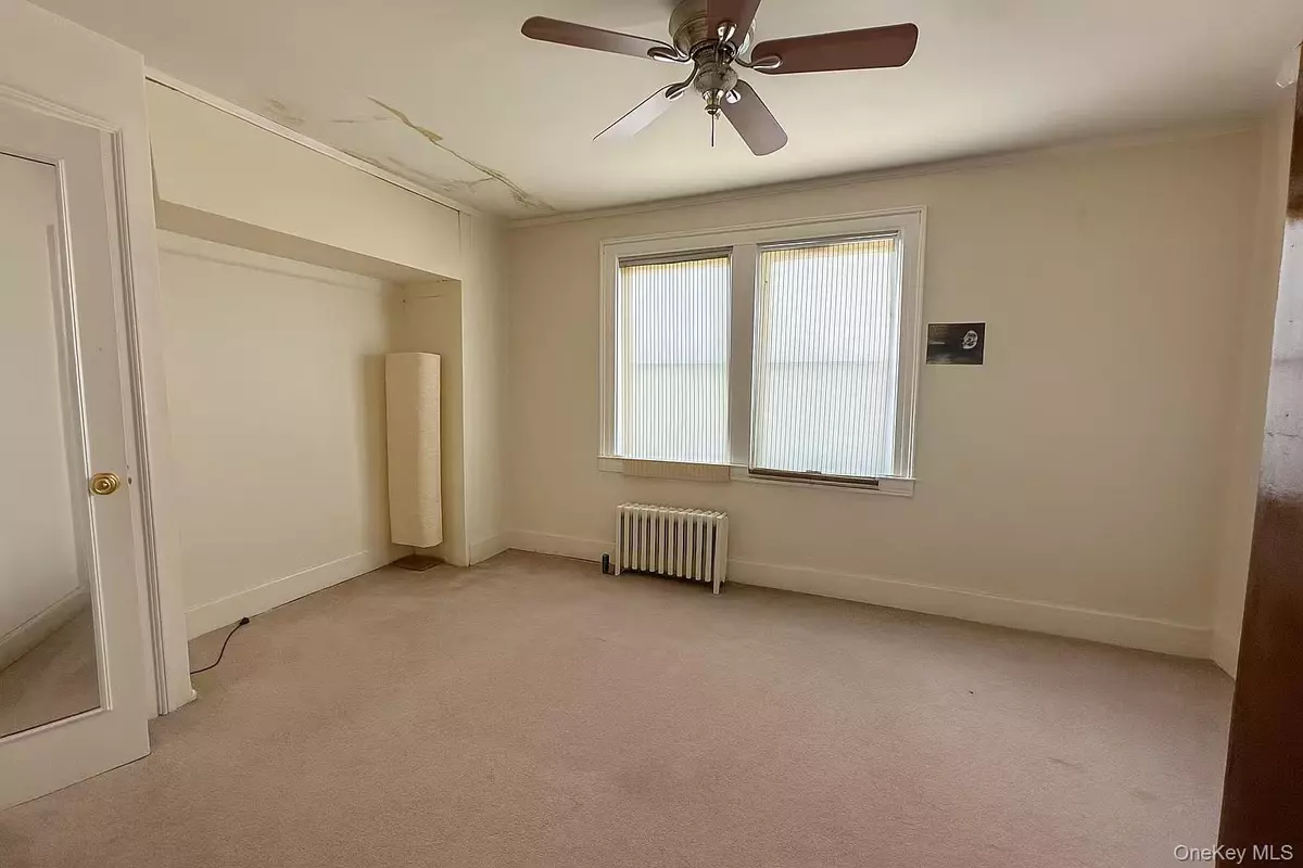 Elmhurst, NY 11373,42-52 78th ST