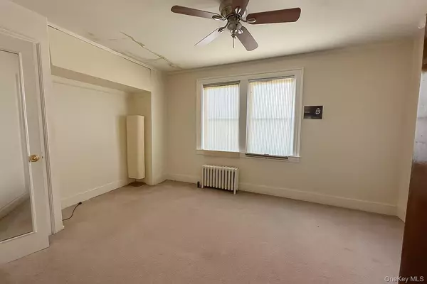 Elmhurst, NY 11373,42-52 78th ST