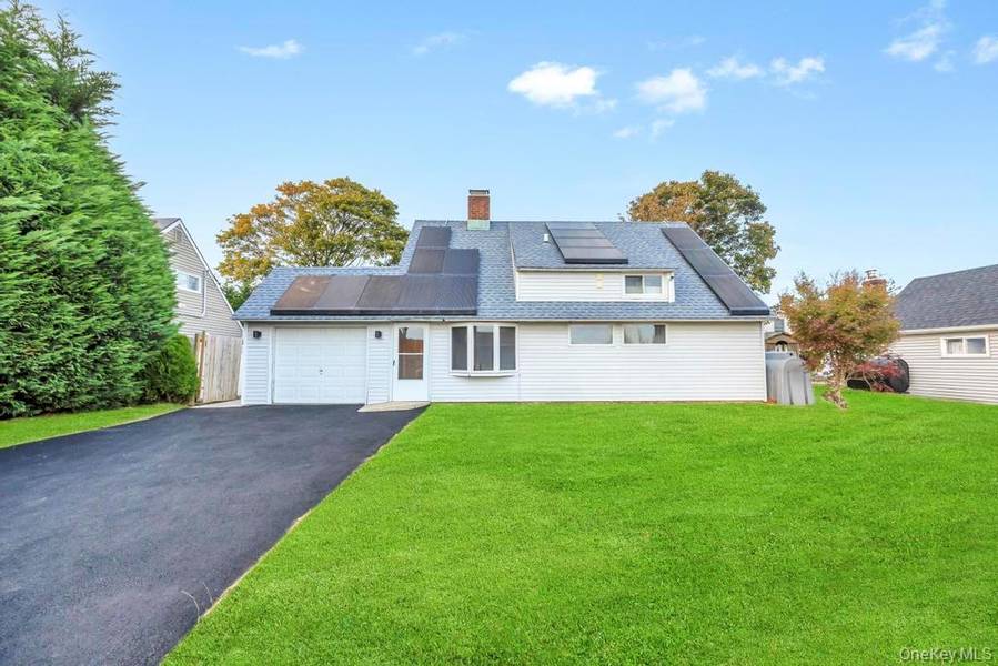 9 Redwood LN, Levittown, NY 11756