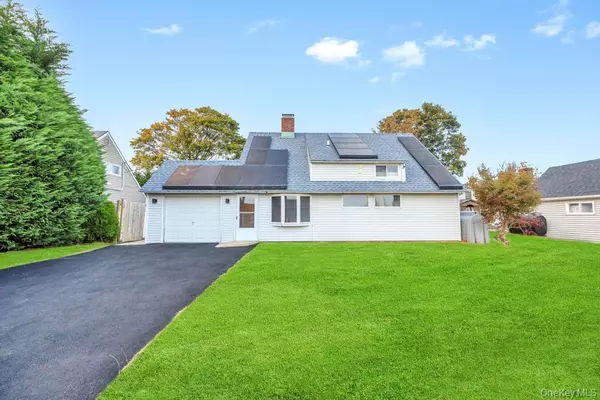 9 Redwood LN, Levittown, NY 11756