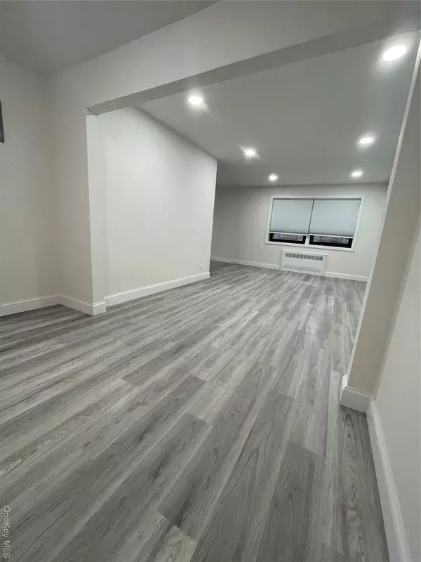 Kew Gardens, NY 11415,83-75 118 ST #4J