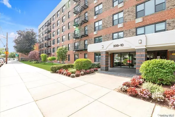 209-10 41st AVE #3R, Bayside, NY 11361