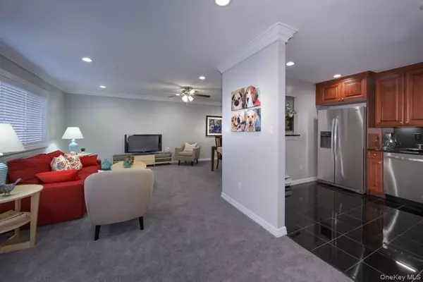 Coram, NY 11727,21 Ulster PL #2104A